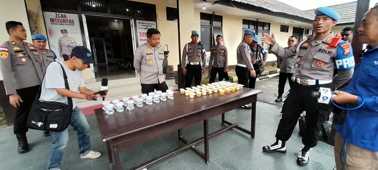 SUPERVISI: Kapolres Sambas saat menerima kegiatan supervisi dari Polda Kalbar.