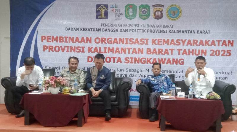 Kepala Kesbangpol Kalbar Drs Manto MSi (tengah) didampingi narasumber pada kegiatan pembinaan ormas, Kamis (24/4).