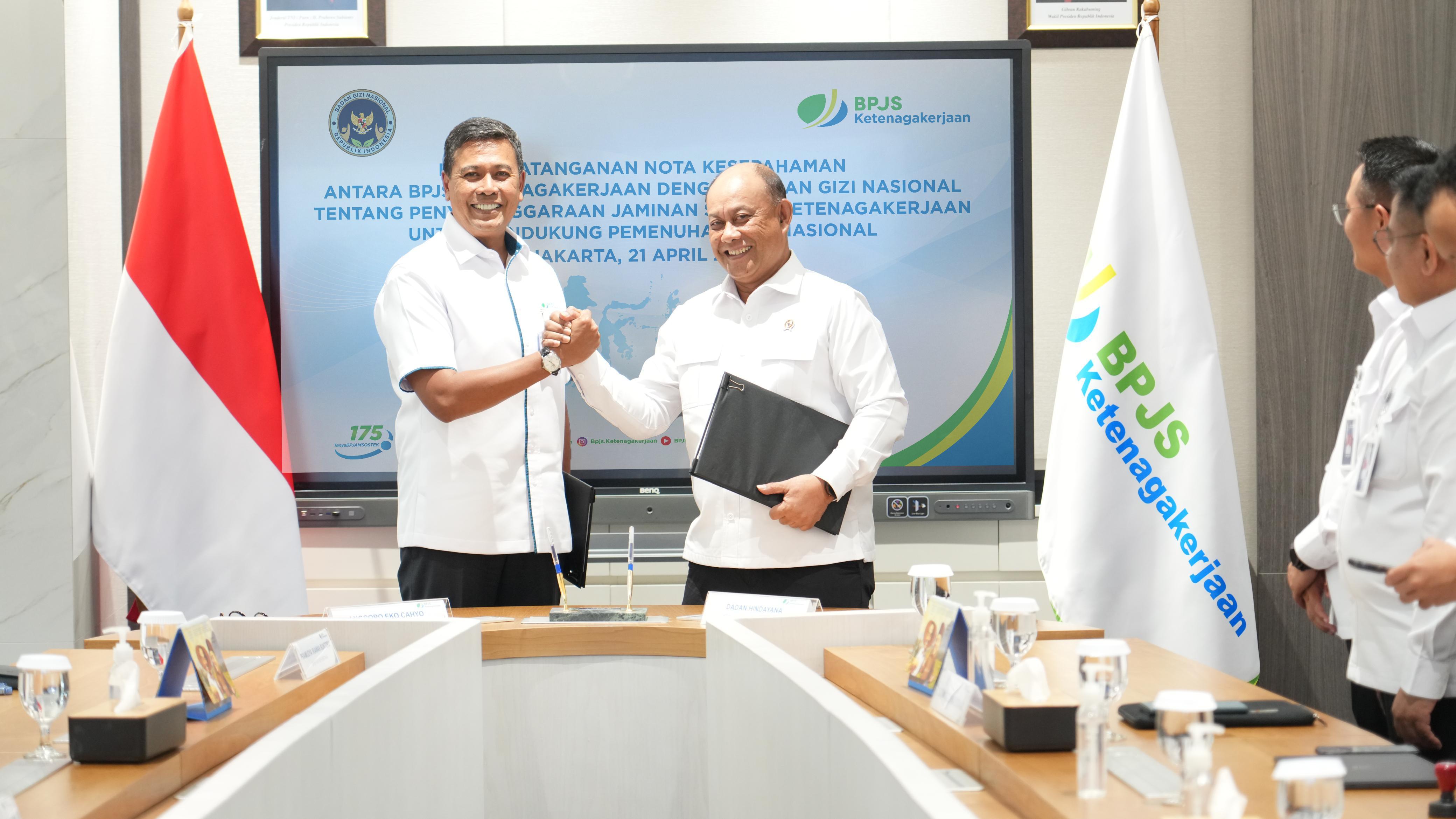 Foto bersama antara BPJS Ketenagakerjaan dan Badan Gizi Nasional, sepakat untuk memberikan perlindungan jaminan sosial ketenagakerjaan kepada seluruh pekerja yang terlibat dalam ekosistem program MBG.