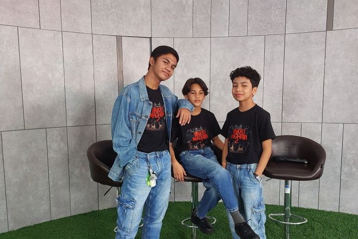 Pemeran film "Waktu Maghrib 2" Muzakki Ramdhan, Sulthan Hamonangan, Ghazi Alhabsyi, saat melakukan media visit ke Antara Heritage Center di Jakarta, Kamis (24/4).