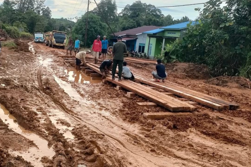Kondisi jalan di Desa Menapar Kecamatan Suhaid semakin parah.