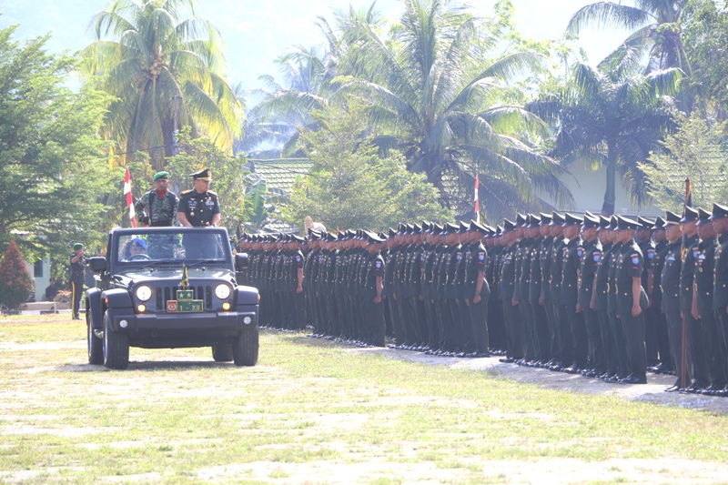 SEREMONI PENUTUPAN: Pangdam XII/Tanjungpura, Mayjen TNI Jamallulael resmi menutup Pendidikan Pertama Tamtama TNI AD Gelombang I Tahun 2025, Jumat (25/4).