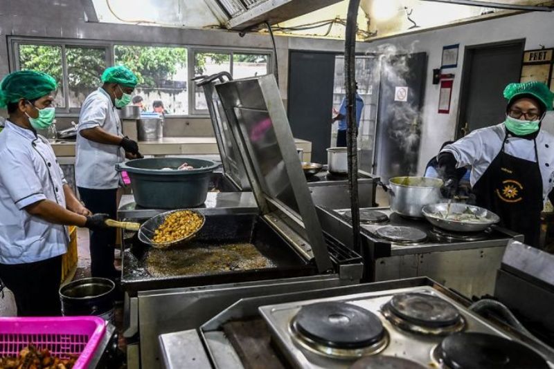 DAPUR MBG- Petugas menyiapkan paket makanan bergizi gratis (MBG) di Cipulir, Jakarta, Selasa (14/1/2025).
