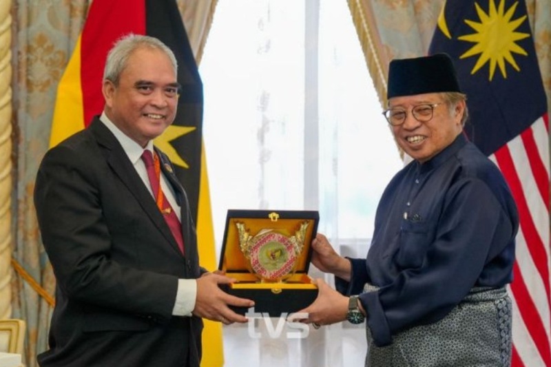 Konjen RI di Kuching, Raden Sigit Witjaksono menyerahkan cenderamata kepada Premier Sarawak, Tan Sri Abang Johari Tun Openg usai berpamitan, Jumat (25/4).