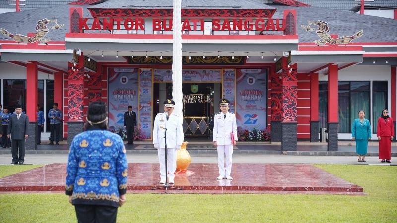 Bupati Sanggau, Yohanes Ontot memimpin Peringatan Hari Otonomi Daerah 2025.