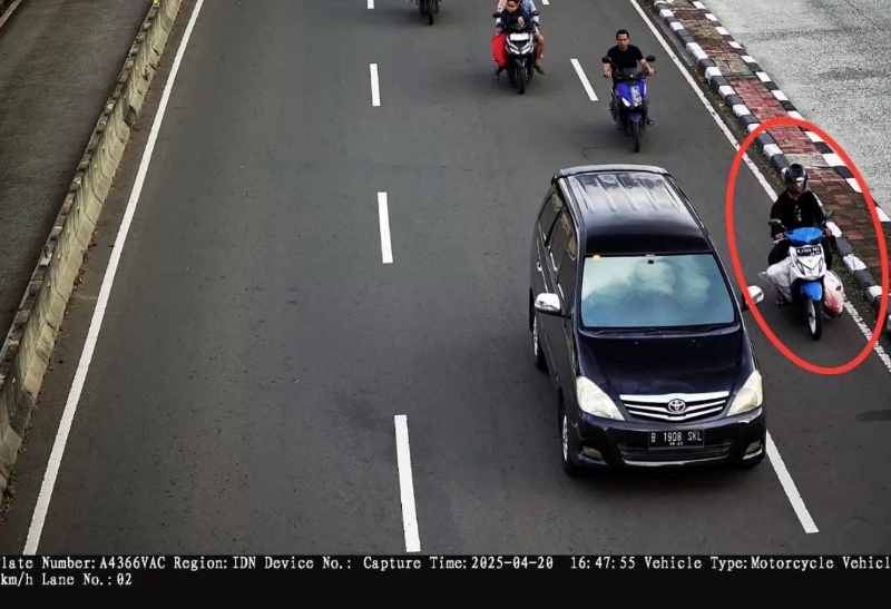 Nana alias Ragil, pelaku pembunuhan yang membuang mayat korban di Jalan Daan Mogot terekam CCTV pada Minggu (20/4).