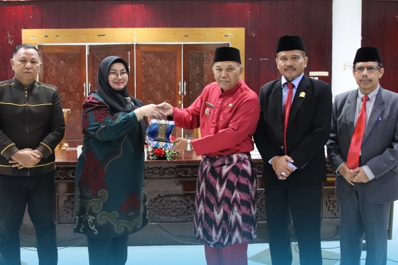 Wakil Bupati Mempawah, Juli Suryadi, menerima kunjungan kerja Wakil Bupati Kotawaringin Timur, Irawati, di Balairung Setia, Kantor Bupati Mempawah, Jumat (25/4/2025).