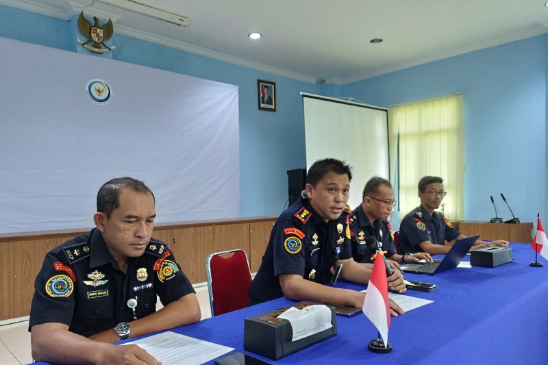 TAKLIMAT MEDIA: Kepala Stasiun PSDKP Pontianak Bayu Y. Suharto (kedua kiri) saat jumpa pers penyegelan tiga tempat penjualan arwana ilegal.