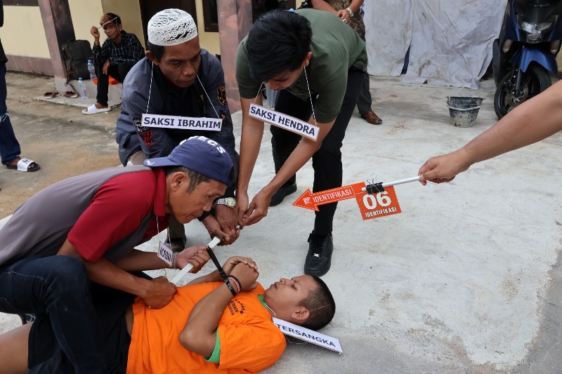 Rekonstruksi kasus duel maut antara dua pemuda di Sungai Rengas diperagakan di halaman Mapolres Kubu Raya, Jumat (25/4), dengan 65 adegan untuk mengungkap kronologi kejadian secara detail.