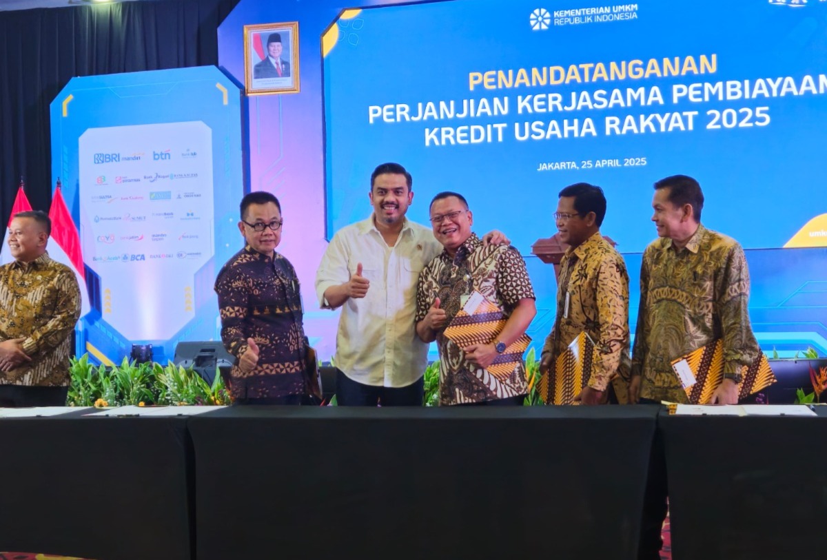 TANDA TANGAN : Direktur Utama Bank Kalbar, Rokidi saat hadir di Jakarta dalam agenda penandatanganan perjanjian penyaluran KUR bersama Kementerian UMKM, Jumat (25/4).