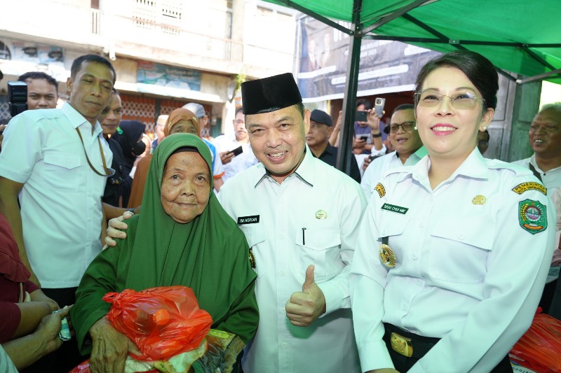 Gubernur Kalbar Ria Norsan didampingi Wali Kota Singkawang Tjai Cui Mie meninjau pelaksanaan operasi pasar.