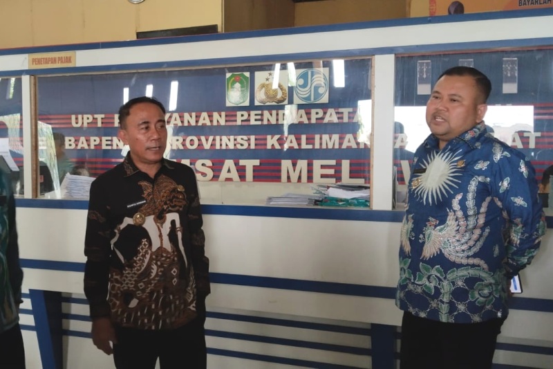 Wakil Gubernur Krisantus Kurniawan melakukan kunjungan di Kantor Samsat Melawi untuk memastikan pelayanan pajak kendaraan bermotor berjalan dengan optimal.