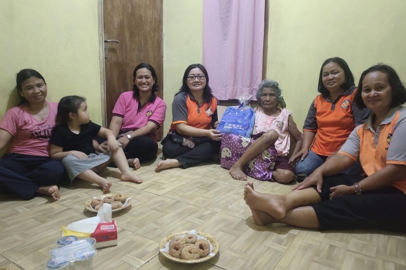 WKRI Santa Anna berbagi kasih lewat anjangsana di beberapa kediaman anggota yang sudah lajut usia (Lansia).