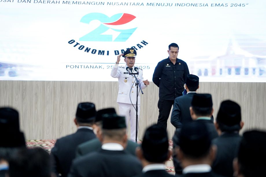 Wakil Gubernur Kalimantan Barat Krisantus Kurniawan saat menjadi inspektur upacara dalam Peringatan Hari Otonomi Daerah ke-29 Tahun 2025.