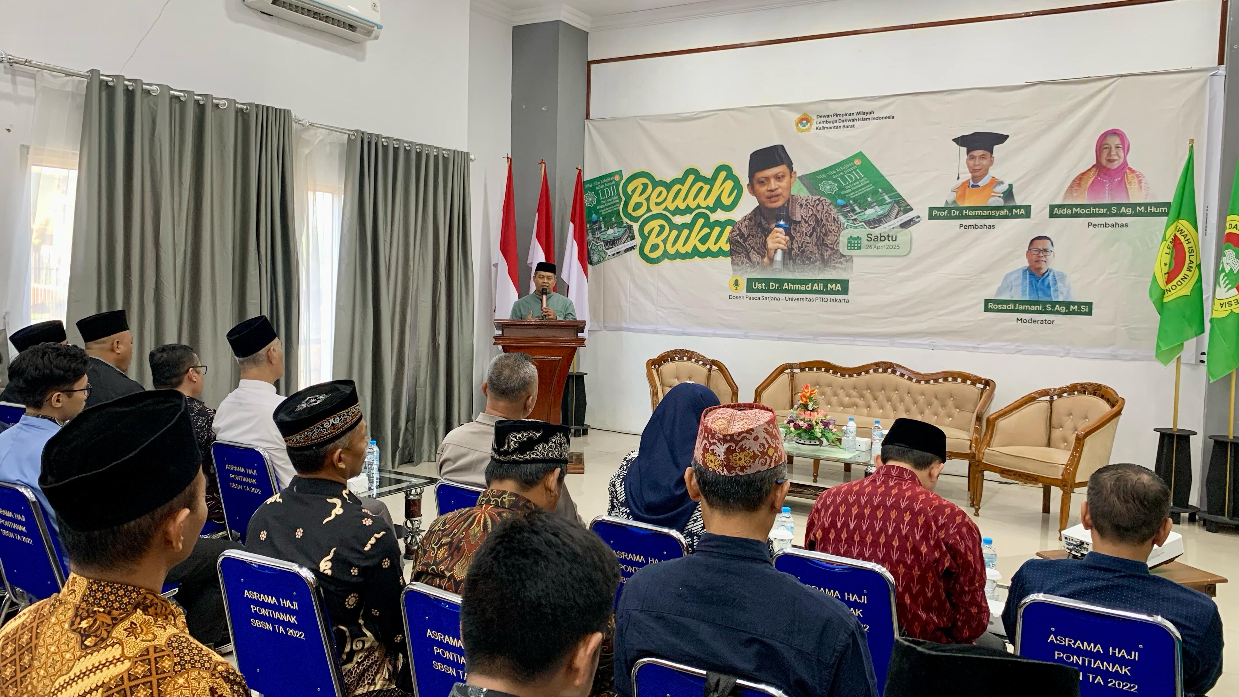 BUKA: Ketua DPW LDII Kalbar, Susanto memberikan sambutan saat pembukaan bedah buku, Sabtu (26/4).
