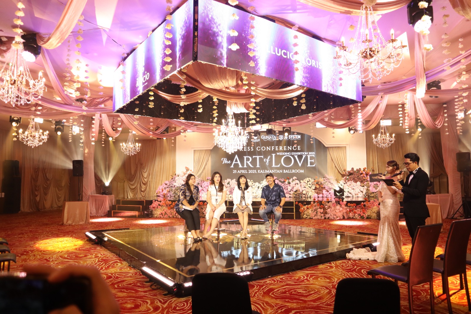 KONFERENSI PERS : Sesi konferensi pers mengawali rangkaian acara pameran bertema &ldquo;The Art of Love&rdquo; di Hotel Aston Pontianak.