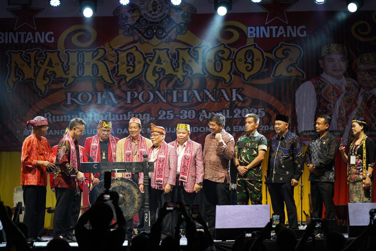 PEMBUKAAN: Wali Kota Pontianak Edi Rusdi Kamtono membuka acara Naik Dango ke-2 Kota Pontianak di Rumah Radakng, Sabtu (26/4) malam.
