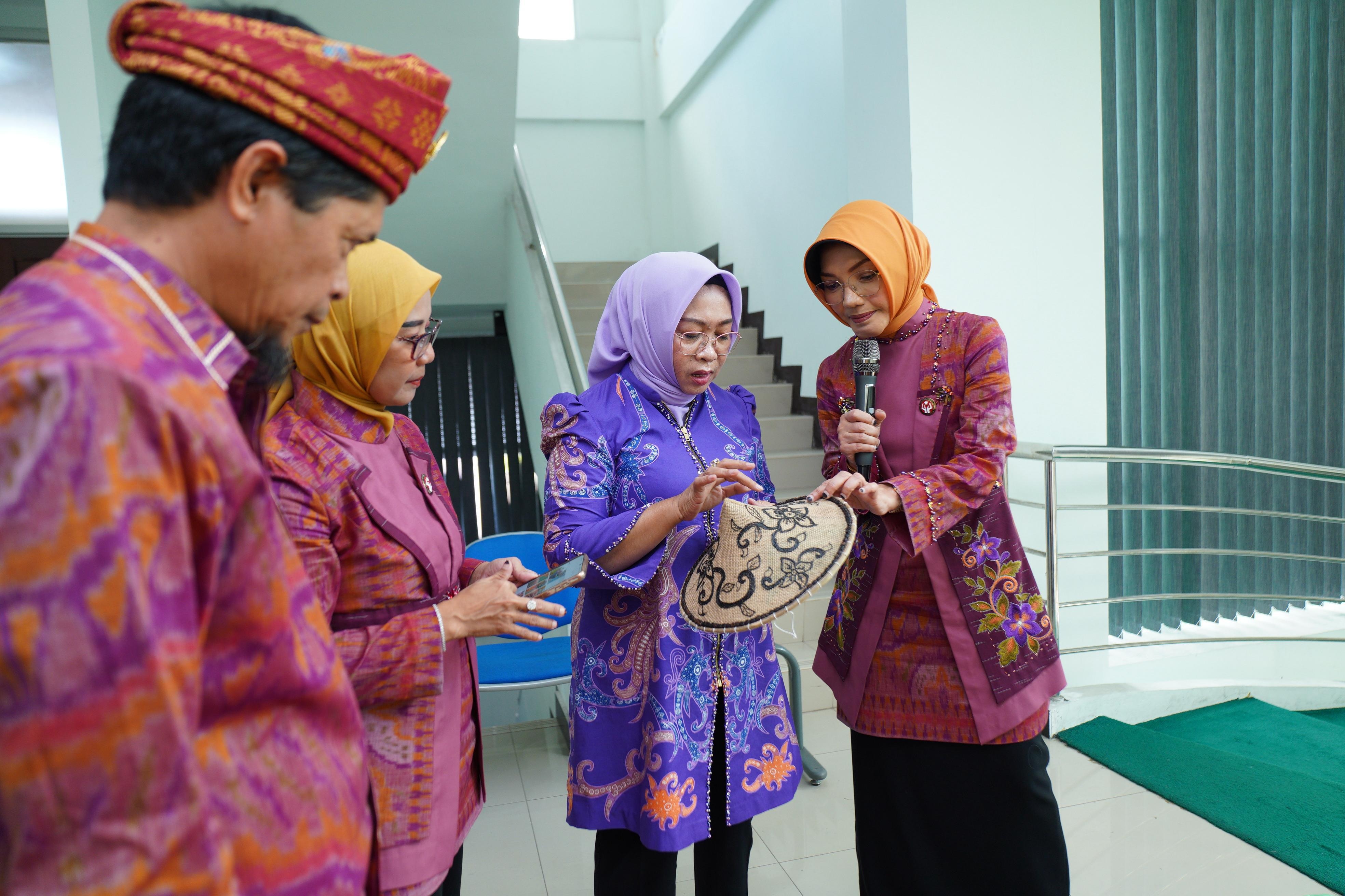 KERAJINAN: Ketua Dekranasda Kota Pontianak Yanieta Arbiastutie memperlihatkan produk kerajinan khas Pontianak kepada Ketua Dekranasda Kabupaten Kotawaringin Timur, Khairiah Halikinnor di UMKM Center