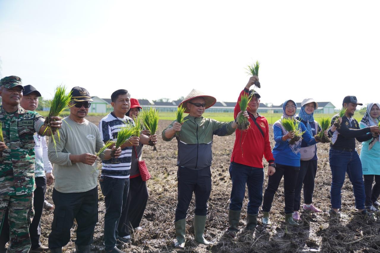 SIMBOLIS: Wali Kota Pontianak Edi Rusdi Kamtono menanam padi secara simbolis sebagai rangkaian kegiatan Gotong Royong Serentak di enam kecamatan.