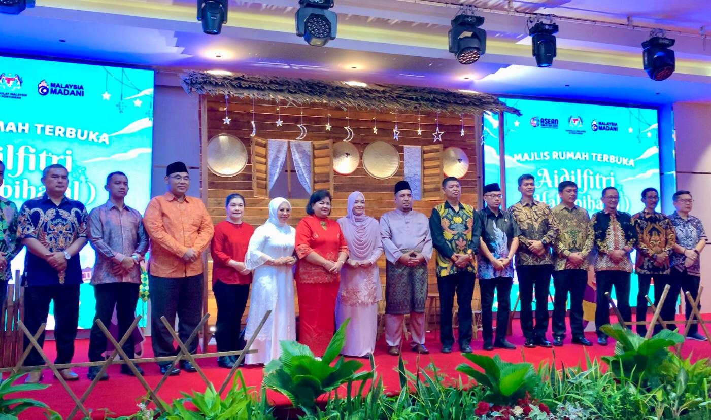 BERSAMA: Para pejabat yang hadir foto bersama di acara Majlis Rumah Terbuka Aidilfitri 2025 yang digelar Konsulat Malaysia di Pontianak, Minggu (27/4).