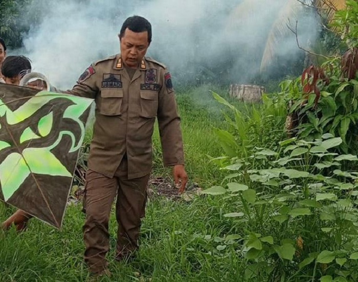 RAZIA RUTIN: Anggota Satpol PP Kota Pontianak rutin menggelar razia layangan.