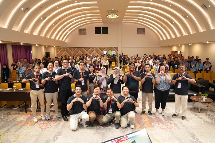 Peserta simposium dan para pembicara.