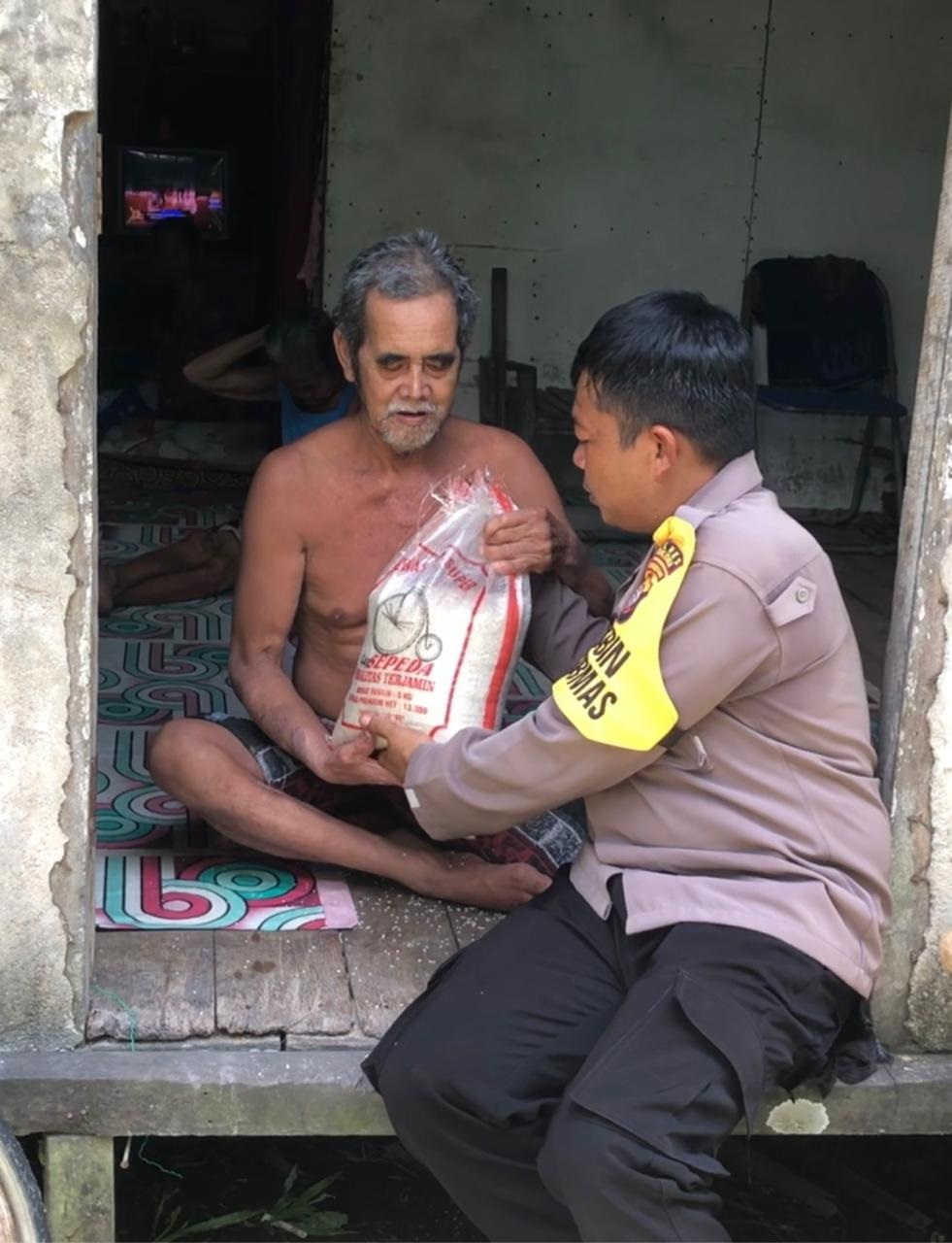 BANSOS: Bhabinkamtibmas, Polsek Sukadana, melaksanakan kegiatan Bansos Jum