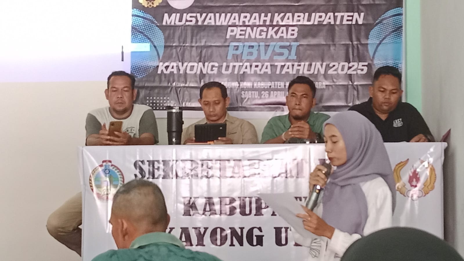 MUSYAWARAH: Ketua panitia, didampingi pengurus KONI Kayong Utara serta ketua PBVSI Demisioner. Budi Utomo.