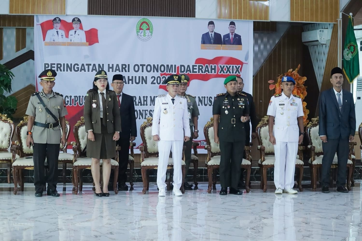 UPACARA DARING: Wabup Ketapang, Jamhuri Amin, menghadiri upacara peringatan Hari Otda XXIX secara daring di Ruang Rapat Utama Kantor Bupati Ketapang, Jumat (25/4).