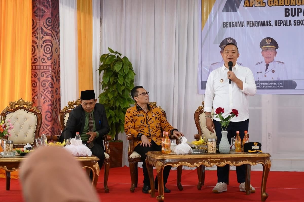 ARAHAN: Bupati Ketapang, Alexander Wilyo, memberikan arahan saat meluncurkan program unggulan di sektor pendidikan, Jumat (25/4) lalu.