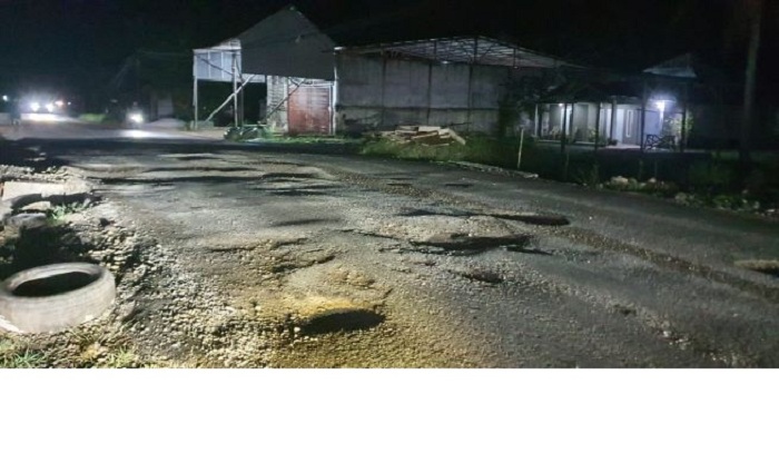 RUSAK PARAH: Kondisi badan Jalan tampak berlubang dan membahayakan pengendara bermotor.