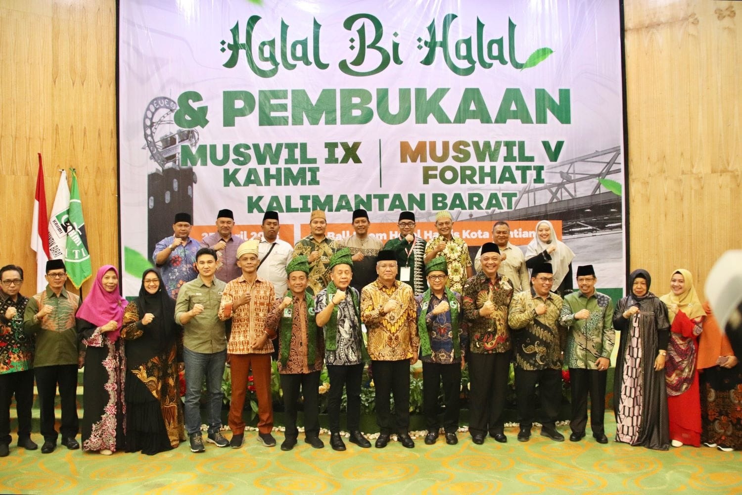 BERSAMA: Foto bersama peserta dan tamu undangan halalbihalal.