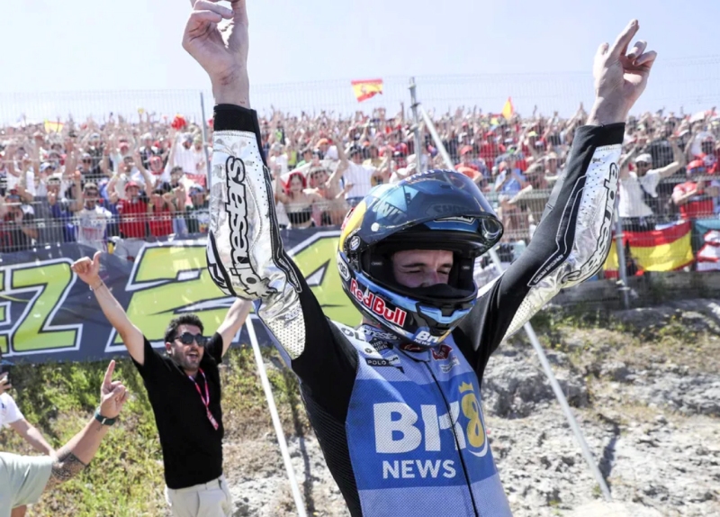 Alex Marquez merayakan kemenangan pertamanya dalam ajang Moto GP di Sirkuit Jerez, Spanyol, Minggu (27/4) kemarin.