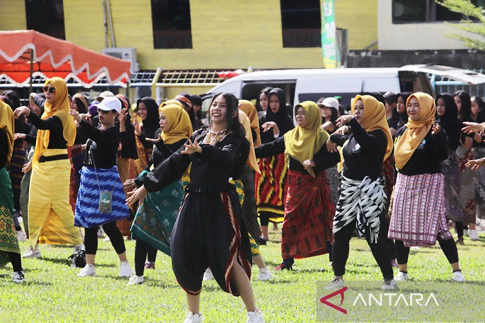 MULTI ETNIS: Tarian multi etnis pada peringatan HUT ke-662 Kota Sintang, Kabupaten Sintang, Provinsi Kalimantan Barat, Selasa (14/5/2024).