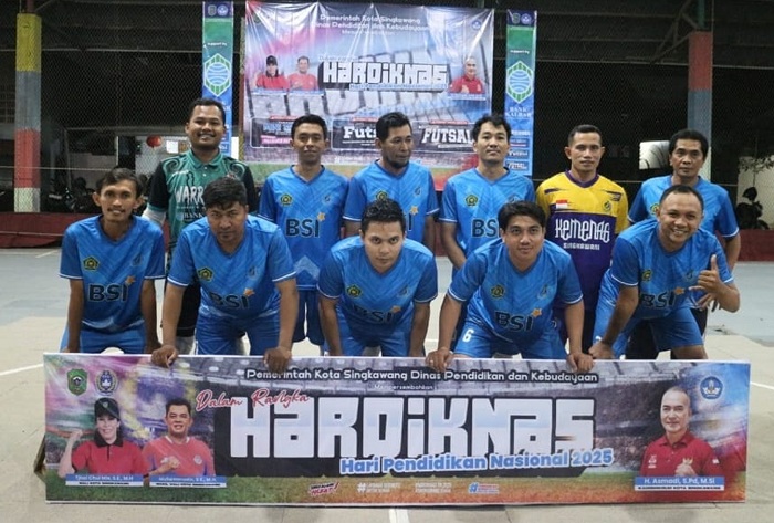 BERTANDING: Tim Futsal Kantor Kementerian Agama (Kemenag) Singkawang dalam Turnamen Futsal yang berlaga dalam pertandingan Antarinstansi yang digelar oleh Dinas Pendidikan dan Kebudayaan Sinngkawang.
