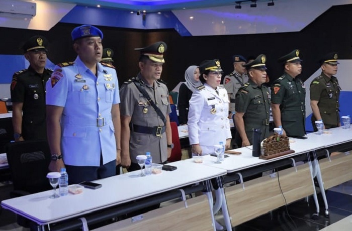 UPACARA: Wali Kota Tjhai Chui Mie bersama jajaran forkopimda mengikuti upacara bendera dalam rangka memperingati Hari Otonomi Daerah (Otda) Ke-XXIX secara virtual di TCM Room kantor Wali Kota.