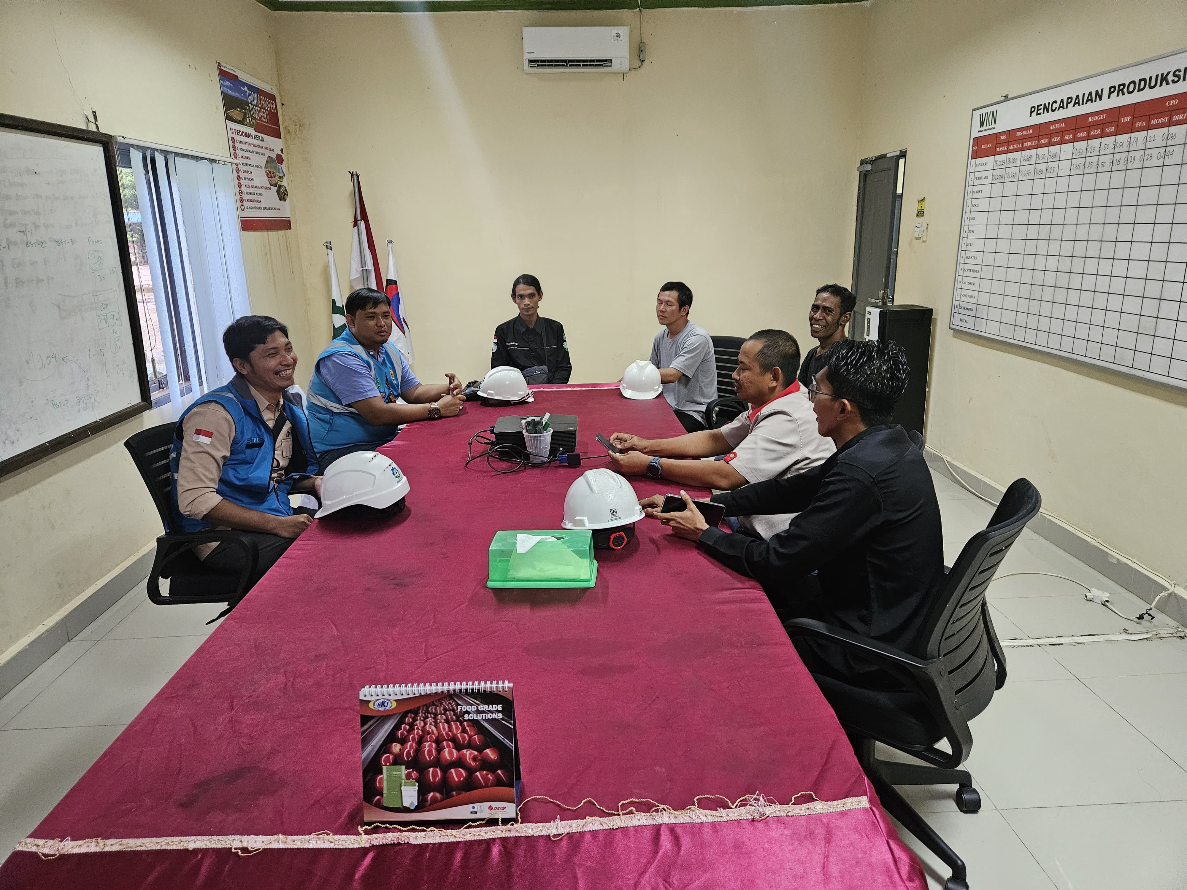 PLN UP3 Singkawang, yang diwakili oleh Manager PLN ULP Bengkayang, Dirga Permana (kedua dari kiri) melaksanakan kunjungan ke PT Wawasan Kebun Nusantara.