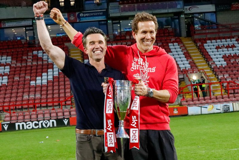Co-owner Wrexham AFC, aktor Hollywood Ryan Reynolds merayakan promosi Wrexham AFC ke divisi Championship Liga Inggris.