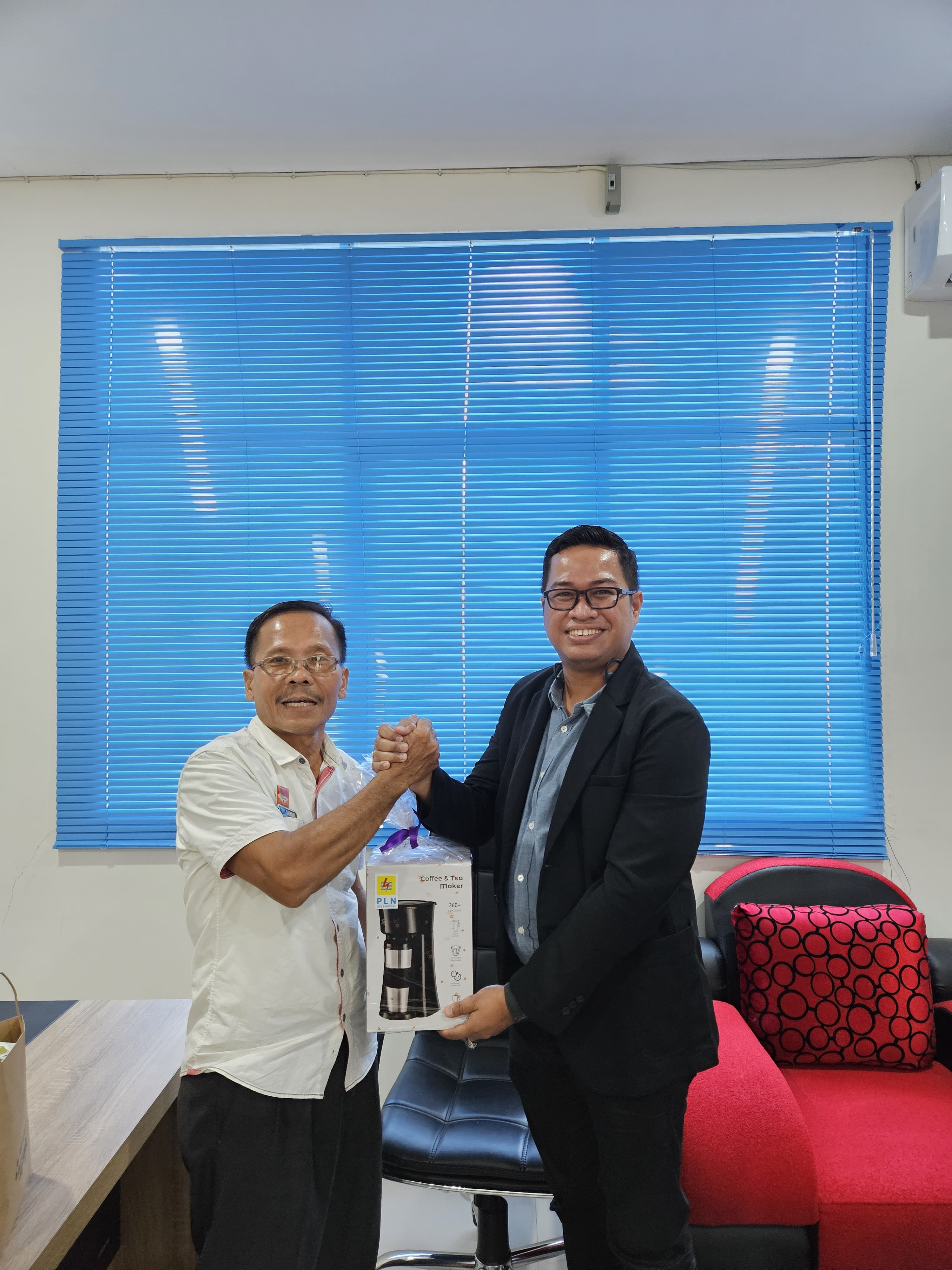Manager PLN UP3 Sanggau (kanan) menyerahkan cinderamata kepada Direktur RSUD M Th Djaman (kiri) sebagai bentuk apresiasi dan penghormatan atas kerja sama yang terjalin.