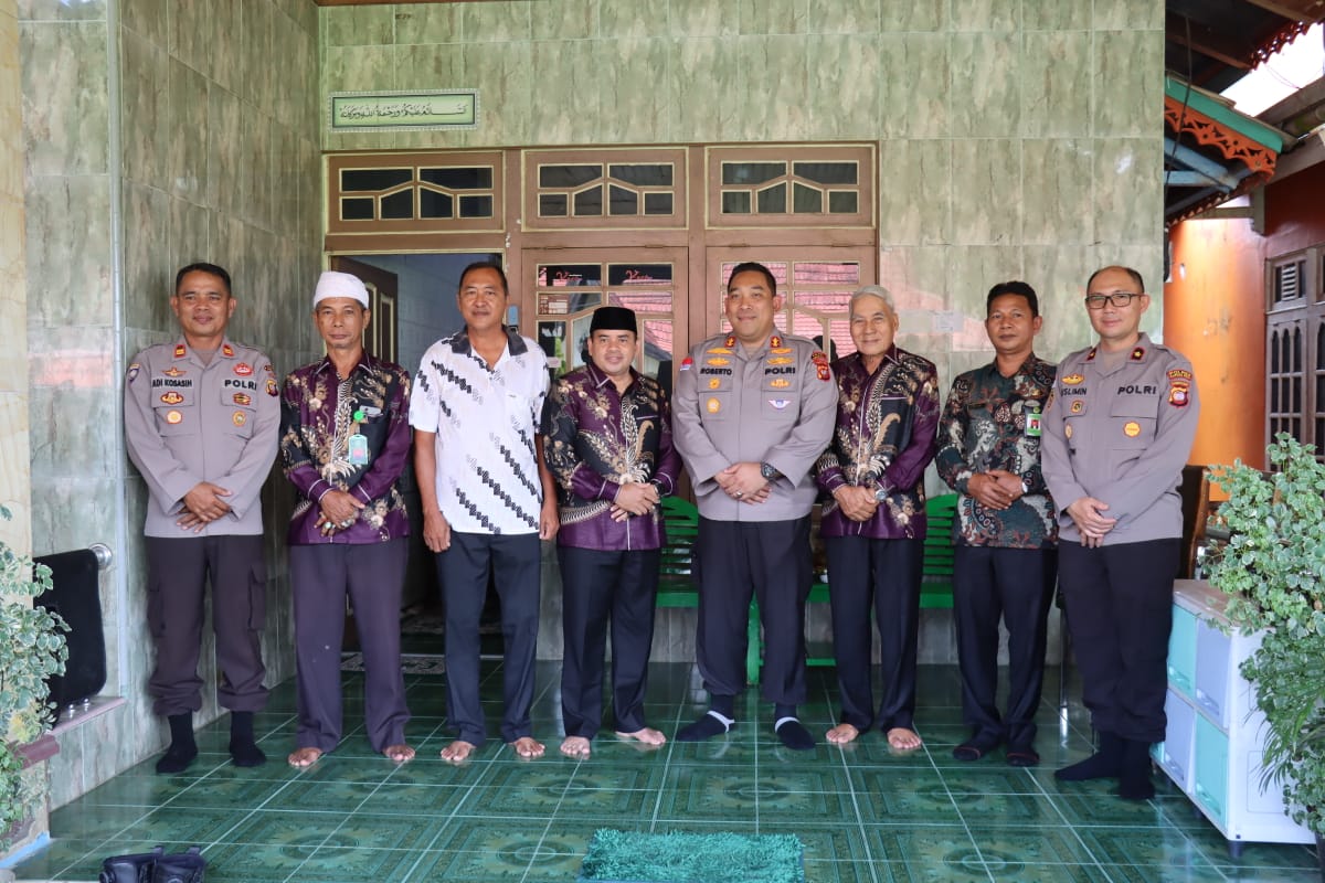 BERKUNJUNG: Kunjungan Kapolres Kapuas Hulu bersama jajaran ke FKUB dan Tokoh Agama di Kapuas Hulu.