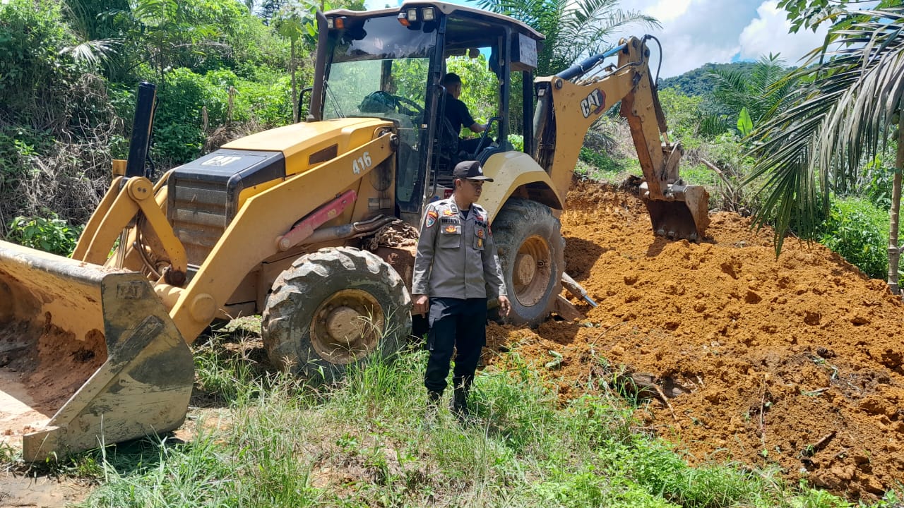 SIAPKAN LAHAN: Polsek Sebangki dan Balai Penyuluh Pertanian (BPP) Sebangki kolaborasi siapkan lahan jagung percontohan.