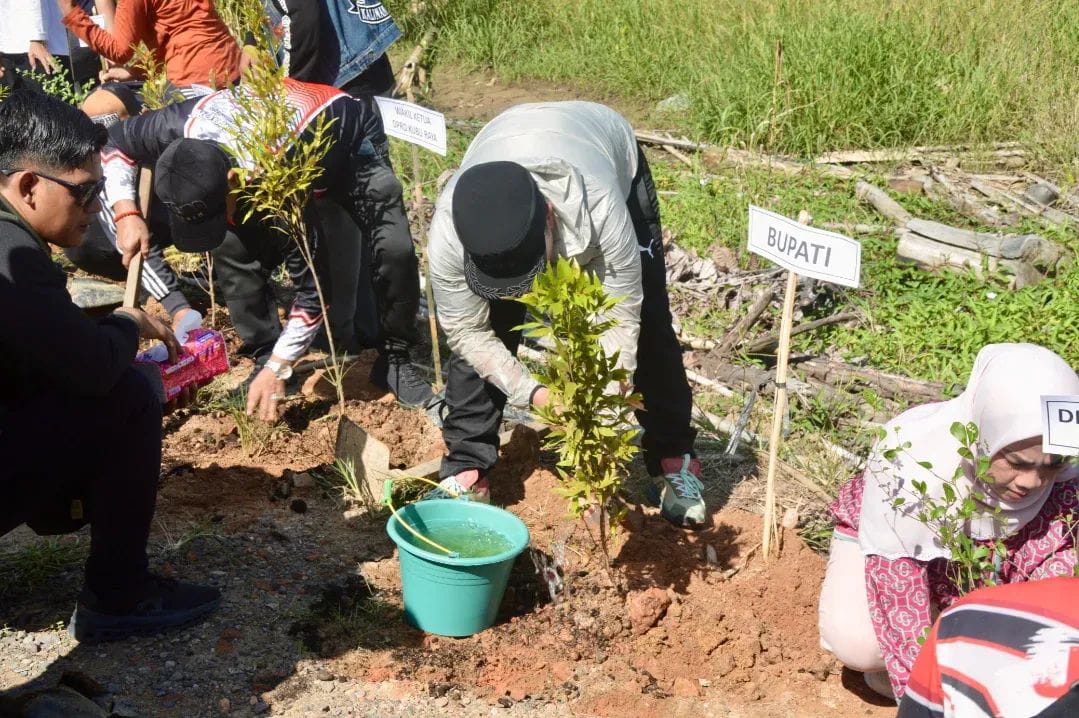 TANAM POHON: Sujiwo turut menanam pohon, dalam Gerakan Wisata Bersih dan Penanaman Pohon di Ekowisata Equator Park, Desa Jeruju Besar, Sabtu (26/4).