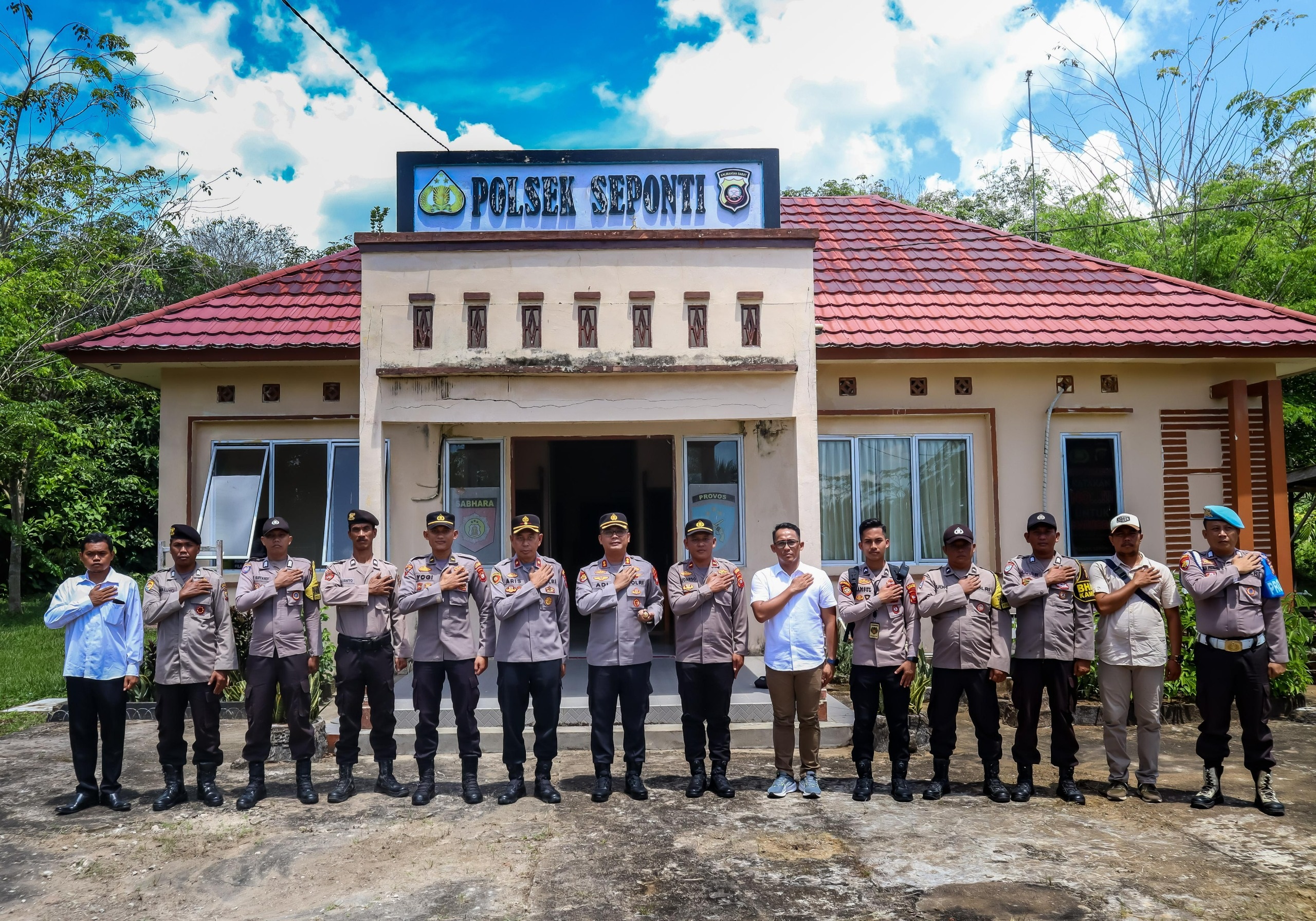 KUNKER : Kapolres Kayong Utara dan jajaran dalam kunjungan kerjanya di Polsek Seponti.