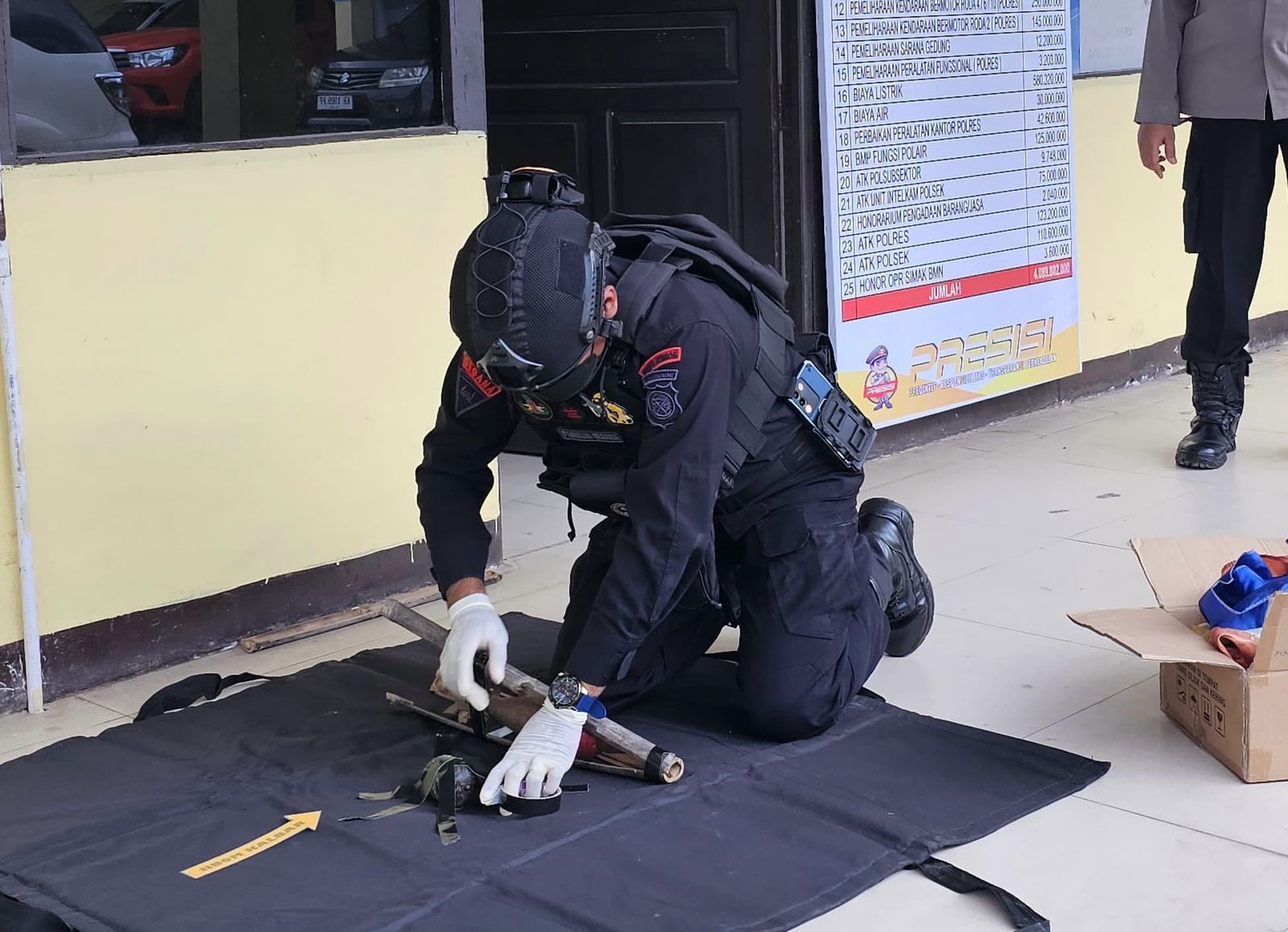 MUSNAHKAN: Petugas Jibom mengidentifikasi mortir dan granat sebelum dimusnahkan.