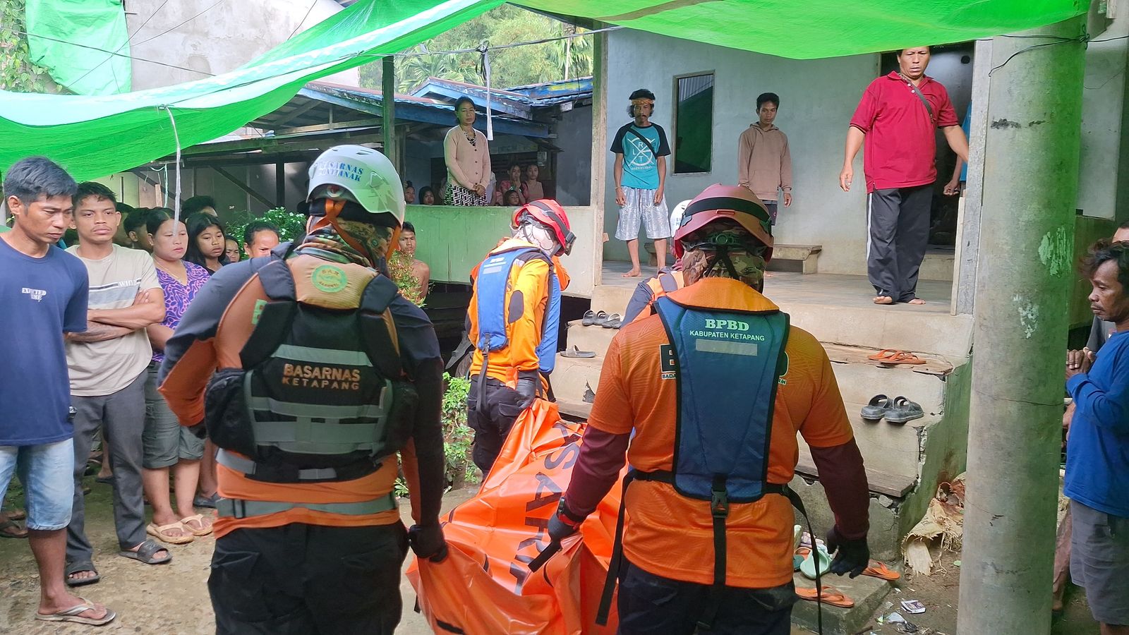 DITEMUKAN : Korban tenggelam berhasil ditemukan dan diserahkan kepada pihak keluarga.