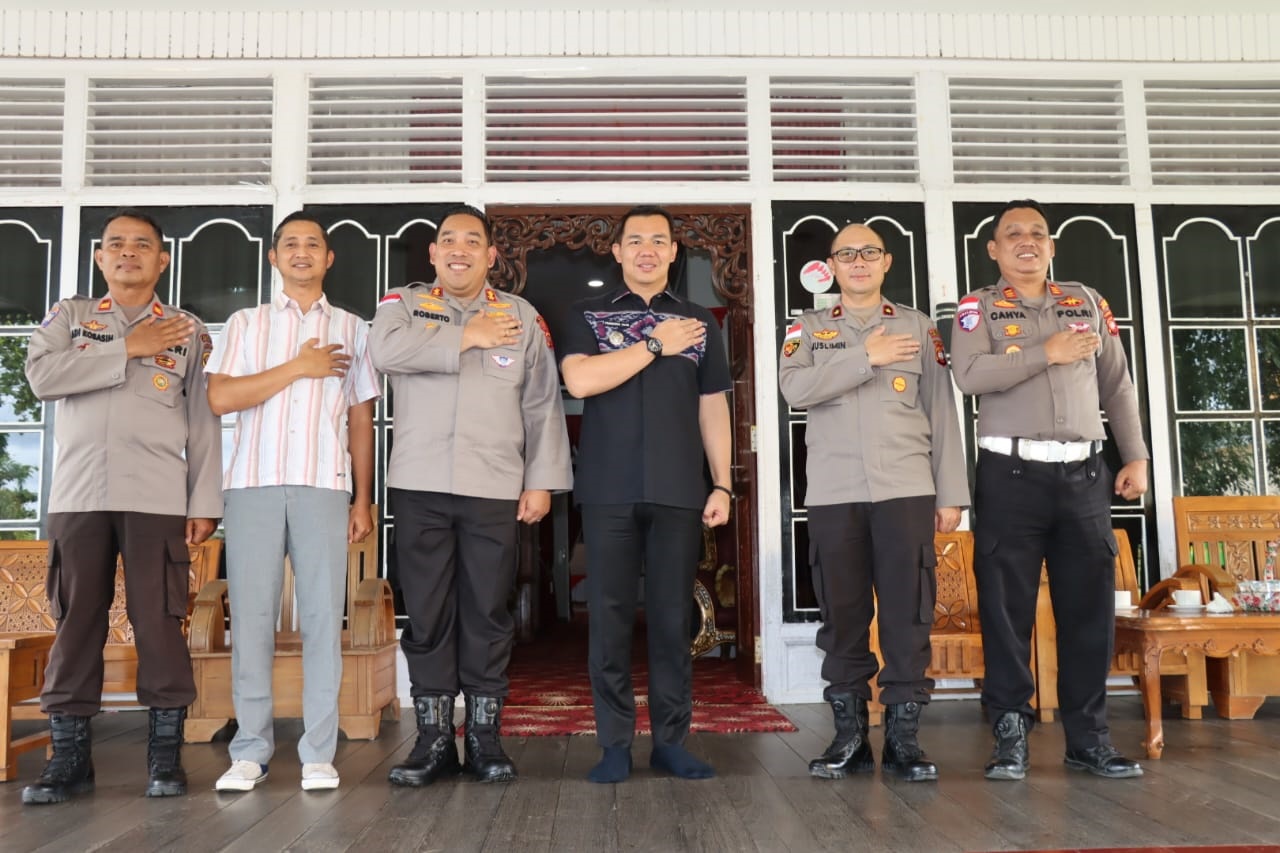 KUNJUNGI: Kapolres Kapuas Hulu saat bersama jajarannya mengunjungi rumah dinas Bupati Kapuas Hulu.