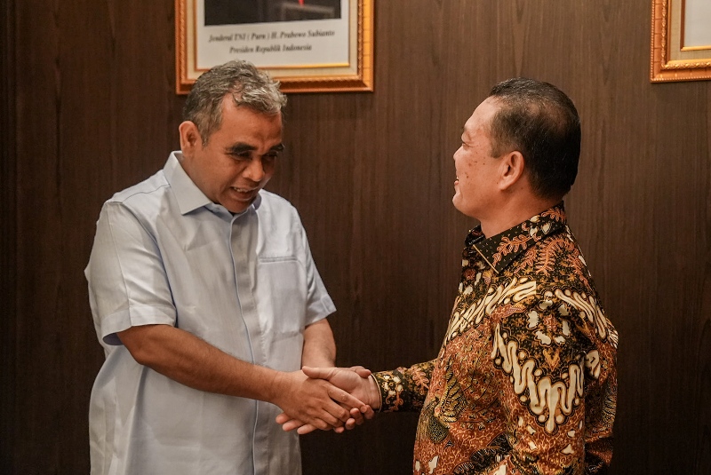 Gubernur Kalimantan Barat, Ria Norsan, usai menerima KTA Partai Gerindra dari Sekretaris Jenderal DPP Partai Gerindra, Ahmad Muzani, pada Senin (29/4/2025)