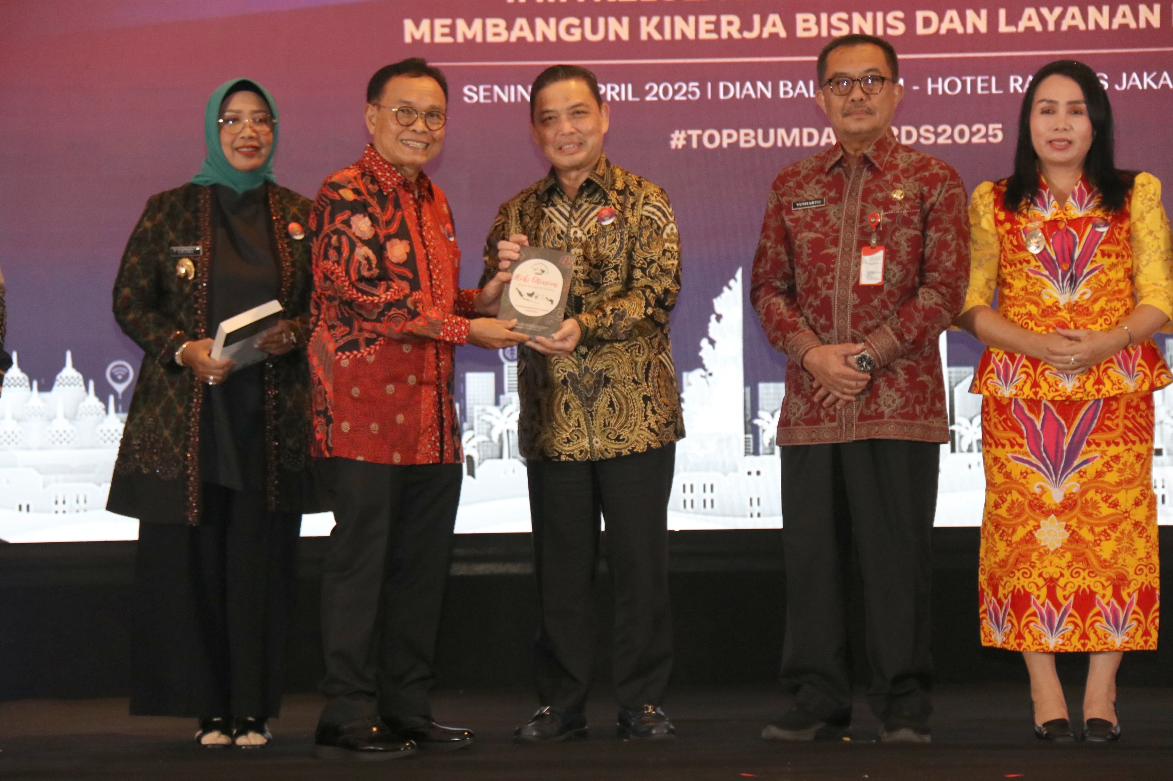 PENGHARGAAN: Gubernur Kalbar Ria Norsan saat menerima penghargaan TOP BUMD Awards 2025.