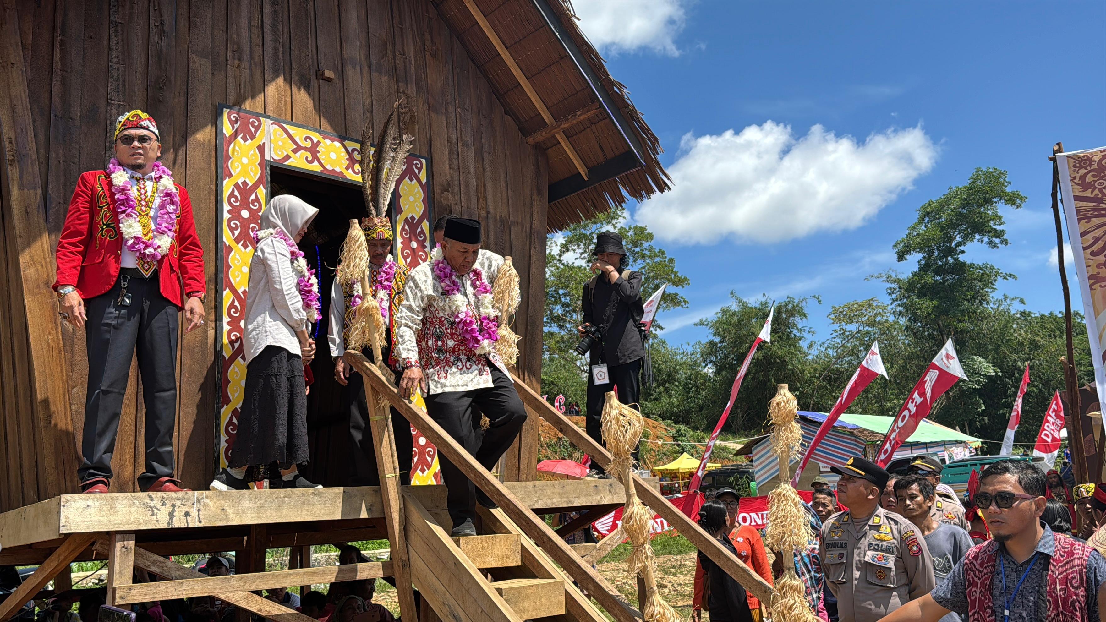 HADIR: Wabup Mempawah Juli Suryadi menghadiri Naik Dango ke-40 di Kecamatan Sadaniang.