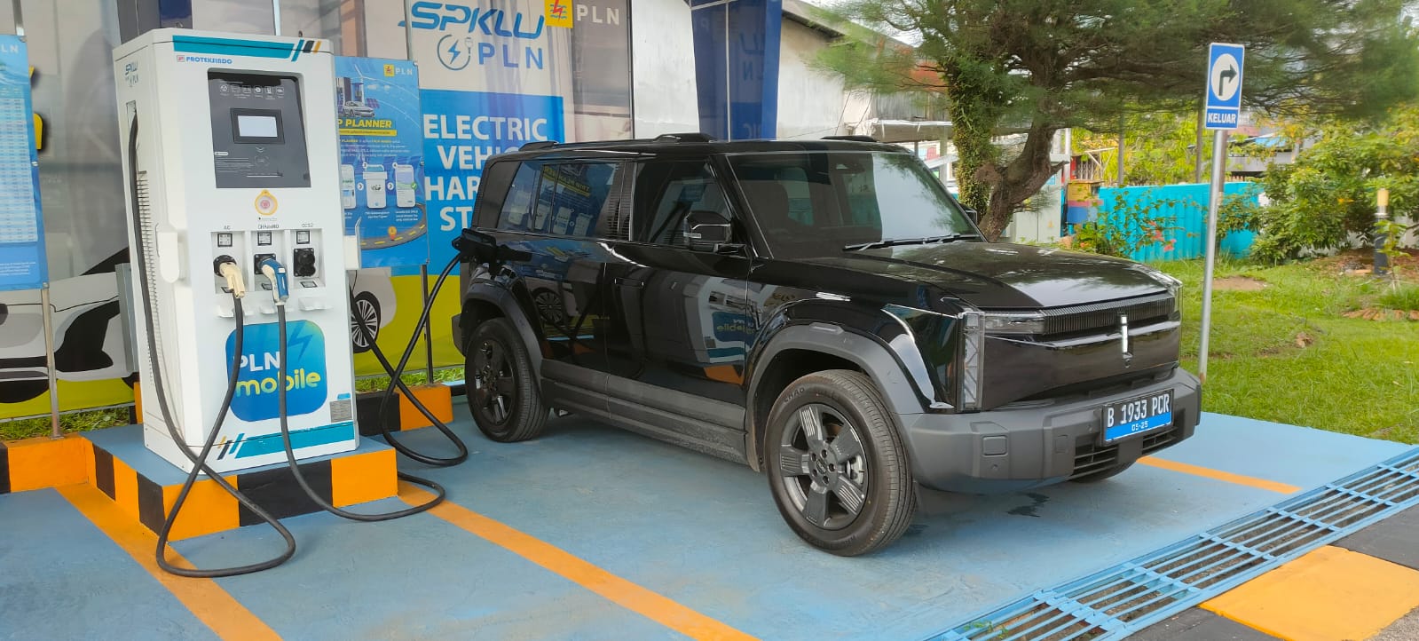 Salah satu Mobil Listrik milik pelanggan, tengah melakukan pengisian daya kendaraan listrik di SPKLU PLN UP3 Singkawang. Praktis, cepat, dan ramah lingkungan.